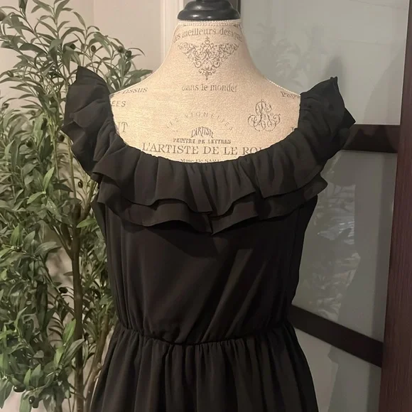 Elegant Black Ruffle Maxi Dress - Picture 2 of 4